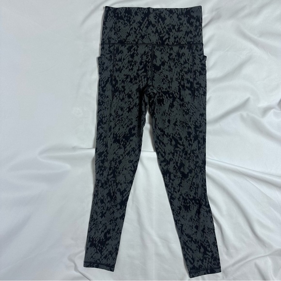 Athleta Salutation Stash Pocket II Printed 7/8 Snakeskin Black and gray sz XS TP - Picture 3 of 12